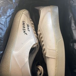 Saint Laurent Men’s SI/06 tennis shoes off white.